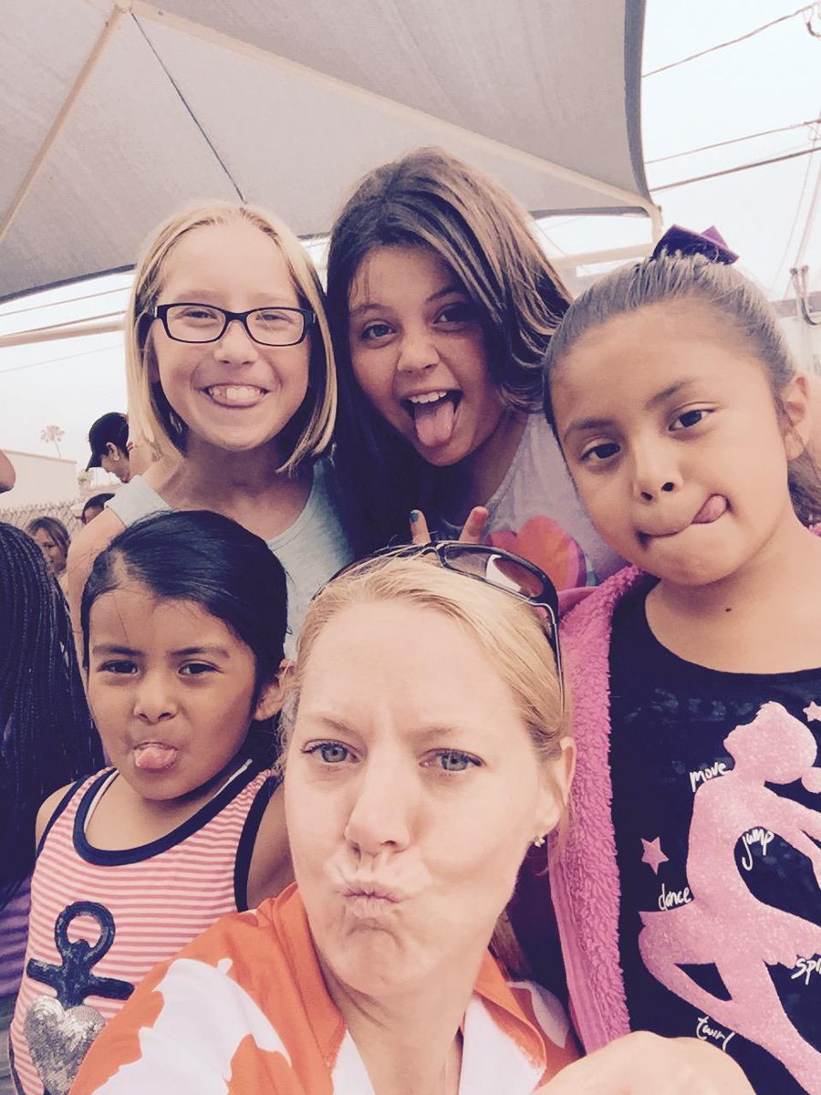 MelissadArabian's tweet image. My new girlfriends at the boys and girls club.  #chefcycle #sillyface