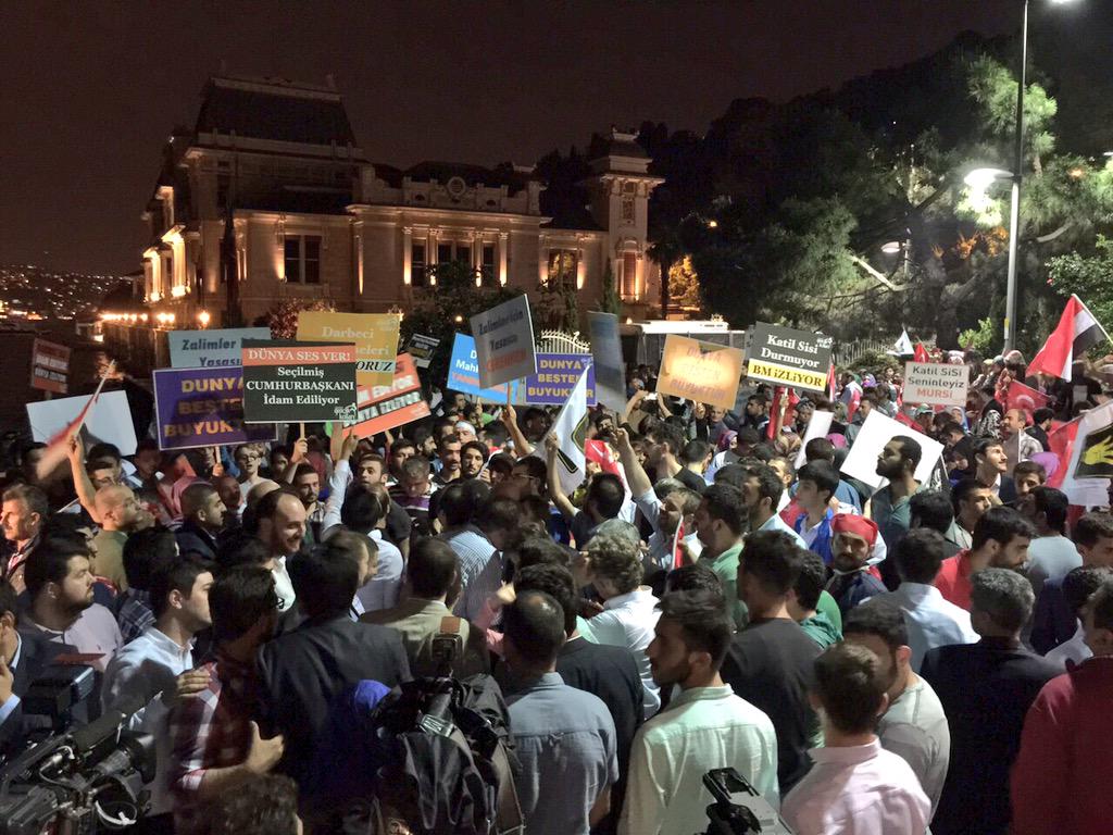 Mısır'daki idam kararlarını protesto için tüm gençlik kuruluşlarıyla birlikte Mısır Konsolosluğu'nun önündeyiz.