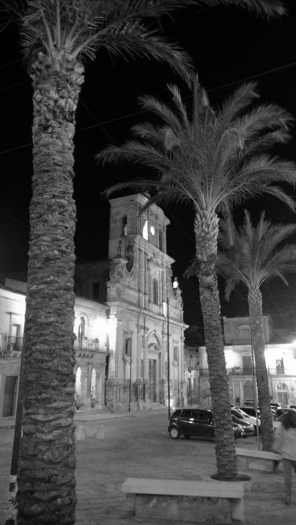 Tra le palme, il duomo di #ChiaramonteG. #Sicilia #Ragusa con <a href="/ViaggioIblei/">Viaggio negli Iblei</a>