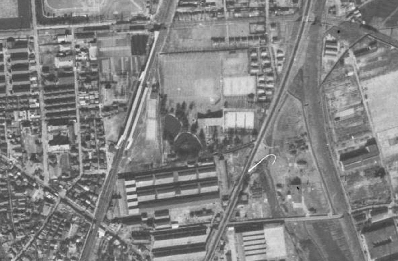 だあびい ここでは新丸子駅と近すぎ 422ｍ な上に府中街道との交点にあった工業都市駅 とも近すぎ 442ｍ で1953年3月31日工業都市駅を廃止し武蔵小杉駅を現在地に移転 国土地理院のサイトから1955年1月21日米軍撮影の画像をdlし加工 Http T Co