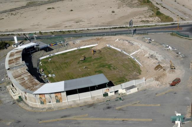 MXESTADIOS's tweet photo. La demolición del antiguo estadio Corona, casa de @ClubSantos Hoy ya no existe la legendaria casa de los Guerreros. http://t.co/kqNMZtgIao