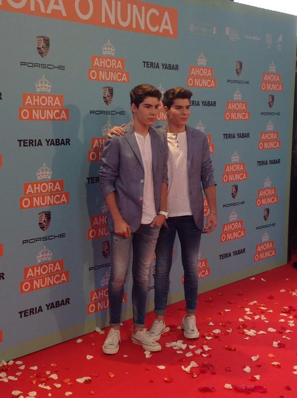 DanisuFacts's tweet photo. Les queda tan bien ese traje http://t.co/3OnZYoWgKl