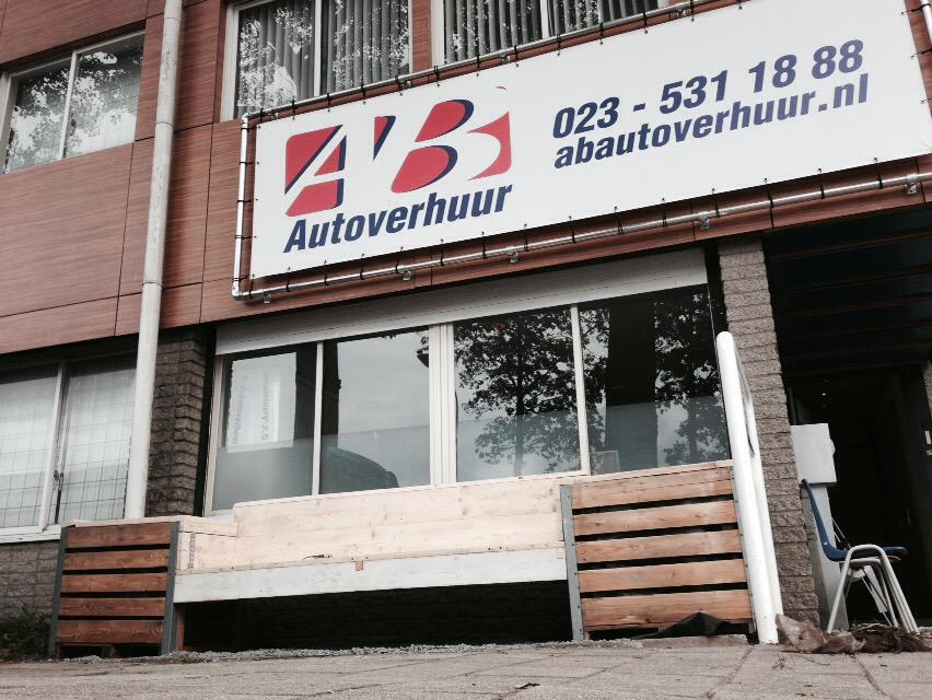 Met dank aan de mannen van Workz. Nieuwe wachtruimte als u uw vakantieauto komt ophalen abautoverhuur.nl