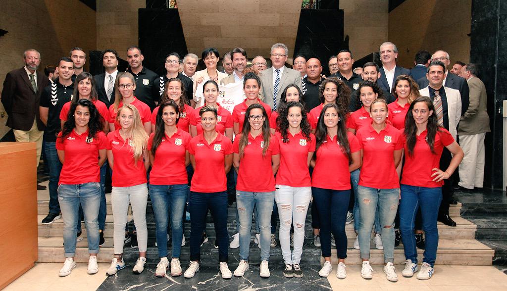 Recepción oficial en el <a href="/CabildoTenerife/">Cabildo de Tenerife</a> a la @UDGTenerife tras su ascenso a Primera División