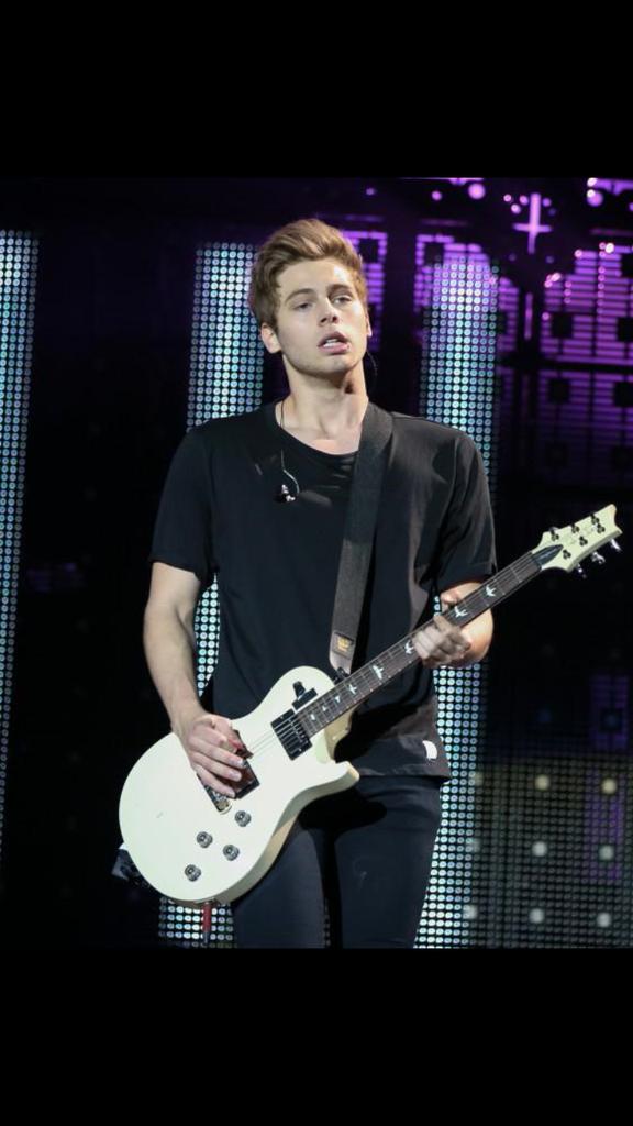 5SOSTumblrx's tweet photo. Luke makes me unstable....I WANT YOU LUCAS http://t.co/DS7xgQgktQ