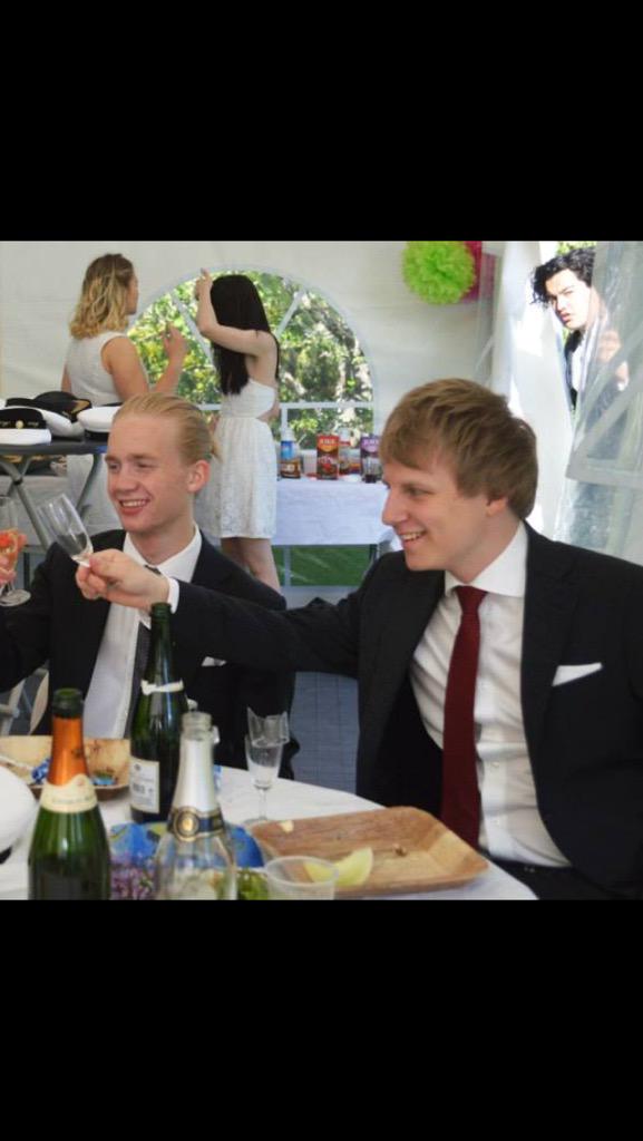 SsheikhLarsson's tweet photo. *när du kommer på dina vänner med att göra grejer utan dig* http://t.co/3HstZisN54