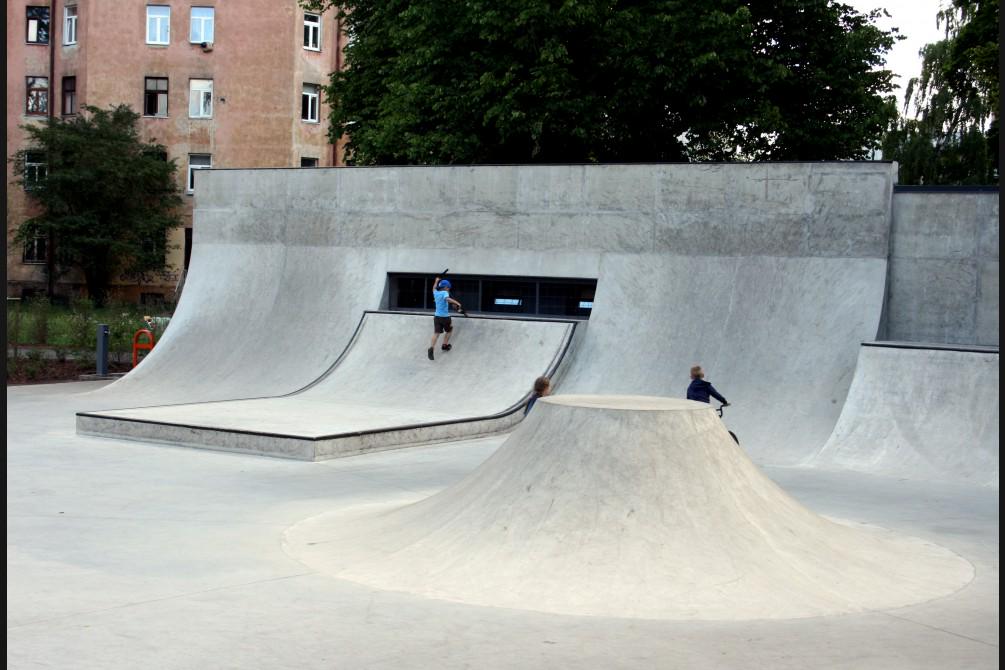 FOTO: Atjaunotajā Miera dārzā izbūvēts lielākais betona skeitparks Latvijā bit.ly/1JWrii5?