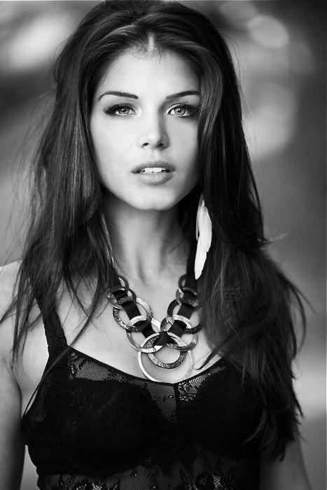 Muchas felicidades hoy a Marie Avgeropoulos que cumple 29 años Happy birthday ! 