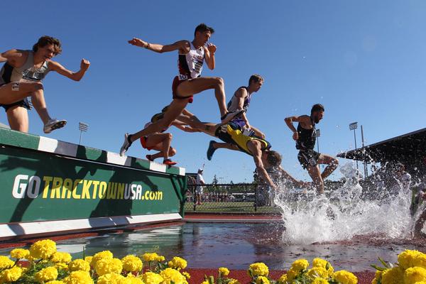 RedshirtRunning's tweet photo. When you get hot on a run #steeplefail #trackproblems http://t.co/nEiFz6xew7