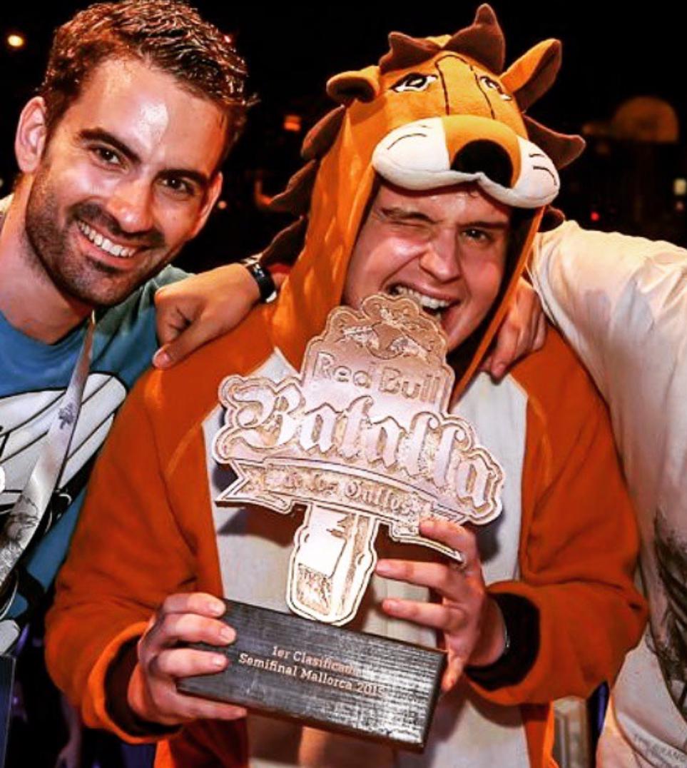 Rentilon's tweet image. .@SmoothArkano, genial disfraz en @redbullbatallas. Si es alquilado nos gustaría colaborar con la tienda! 😉 Congrats!