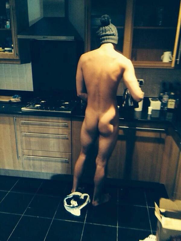 5SOS_Daily's tweet photo. I be in the kitchen cooking pies with my baby, yeahh 🎶 http://t.co/jjHSupNaCs