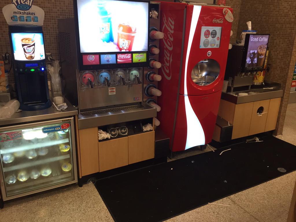 TheHeff215's tweet photo. @Wawa not very clean at the wawa with gas in willow grove. http://t.co/tLrqKWLorn