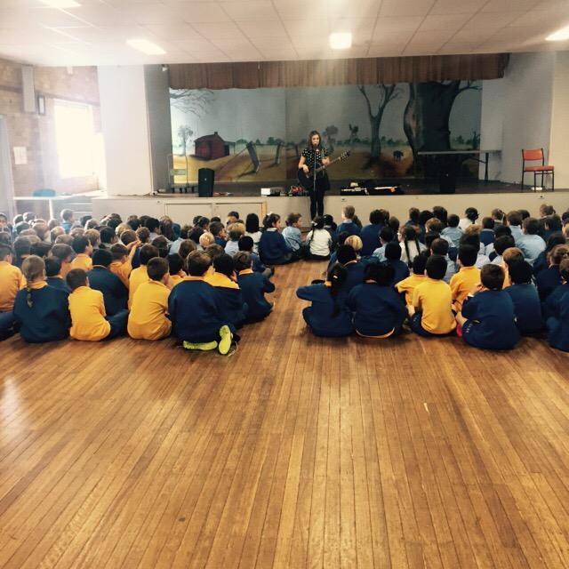 olssmiranda's tweet photo. @amberlawrence singing for our K-2 students today #amberlawrence #countrymusic #australianmusic http://t.co/c7LUnuxtcj