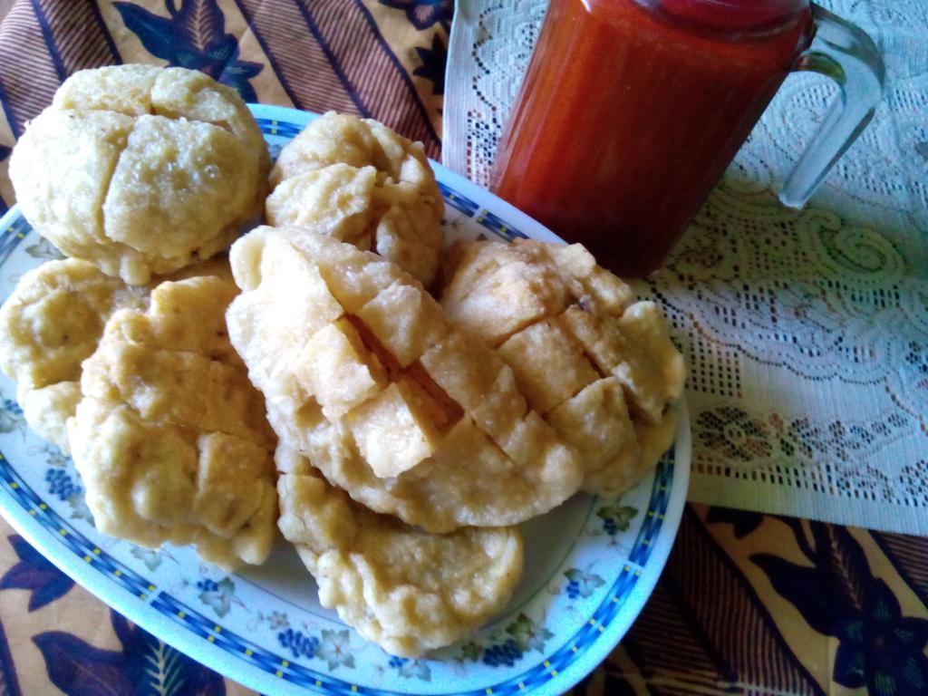 FoodSarana's tweet photo. Morning Breakfast! Flour+fish= Pempek Tenggiri with cuko sauce! http://t.co/gAXpPJz410