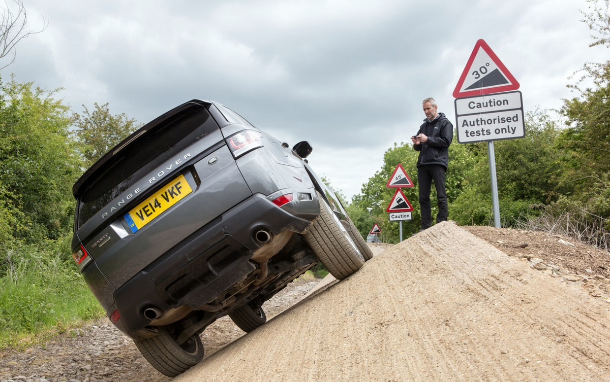 TechCrunch's tweet photo. This Range Rover prototype can be driven by a smartphone app http://t.co/tmNlopXyyv http://t.co/BqgMvcQREF