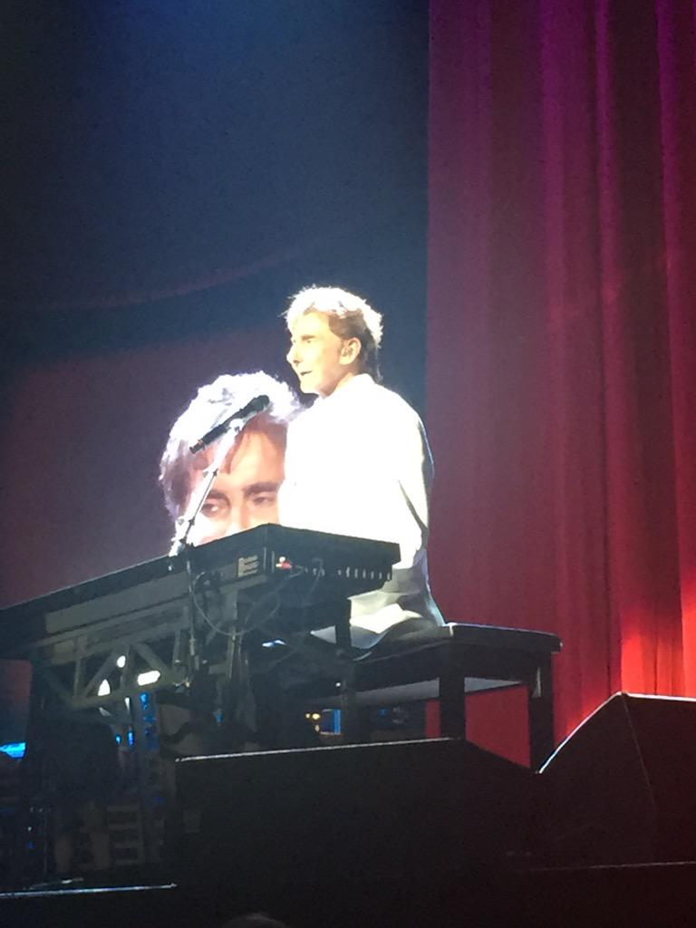 .@barrymanilow serenading #TDGarden on his #OneLastTimeTour