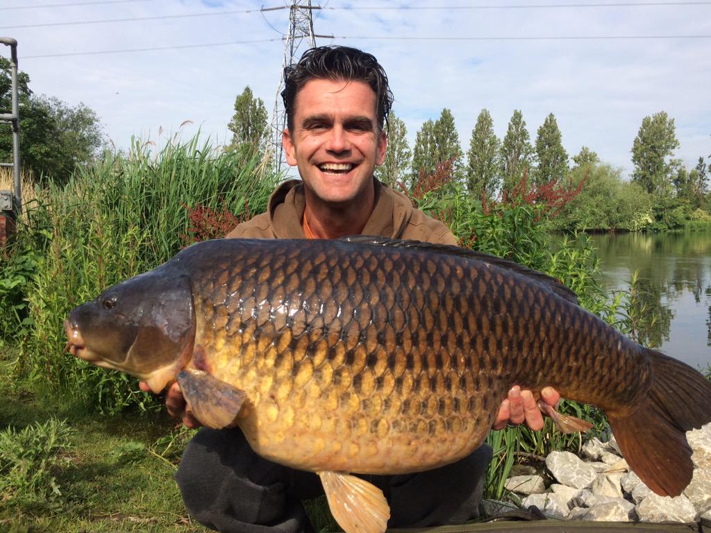 RealScottMaslen's tweet photo. My first UK 40!!!!and what an absolute stunner!! 40lbs 15ozs of Walthamstow gold😍 GET IN!!!! http://t.co/R1DijKRxVe