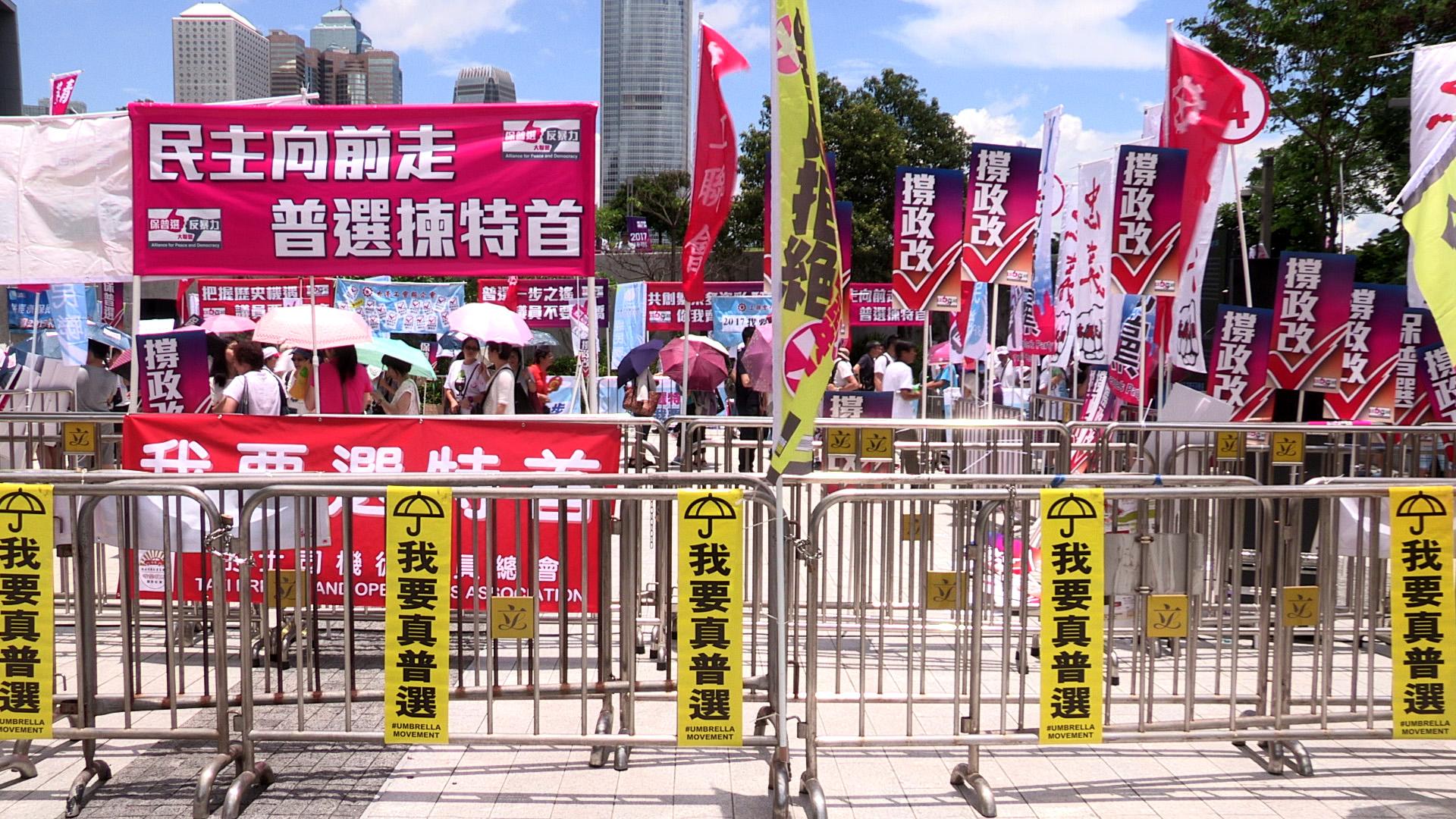 تويتر Jian Alan Huang على تويتر 这张图的色调很有象征意义 血色是中共政权的色调 而黄色则是中华的本色 赤 黄之争 既是保皇派和雨伞一代的真假普选之争 也象征着中华民族抵御暴政长期不懈艰苦卓著的斗争 Http T Co Qw9isspr7r
