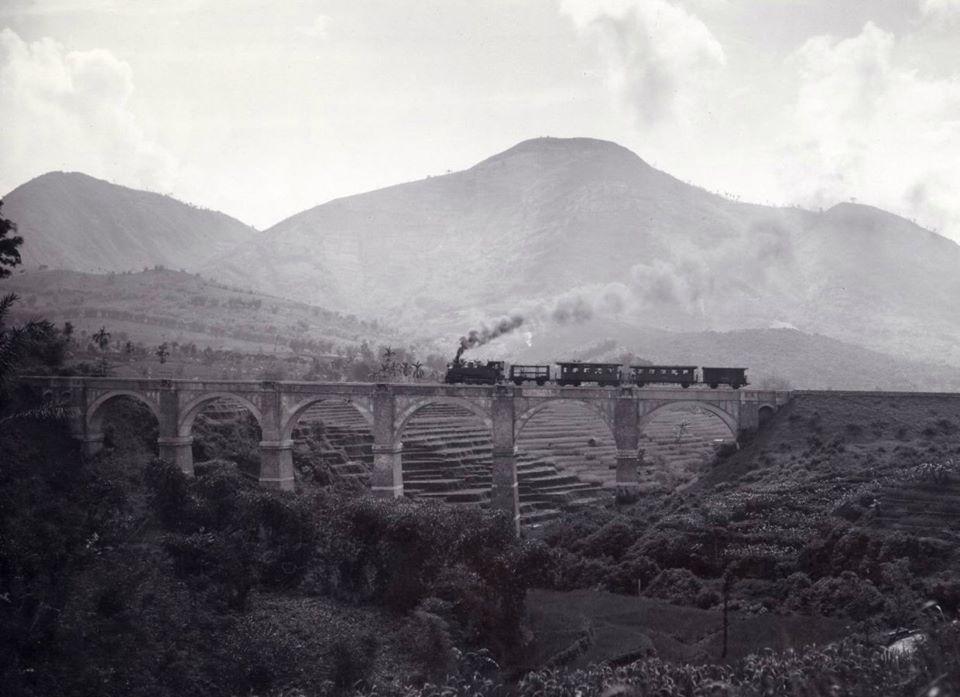 jembatan Cincin di Daerah Jatinango Tanjungsari dgn latar belakang Gn. Geulis #TempoDoeloe