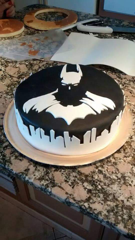 dhewlett's tweet photo. “@thinkgeek: The Caked Crusader. http://t.co/P0mDuGk77c” Dish me up a slice of justice!