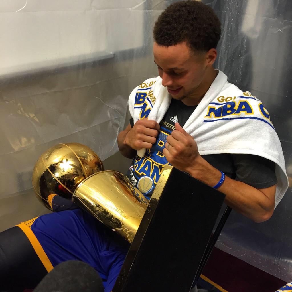 nbacenter_'s tweet photo. Steph with the trophy http://t.co/TUuZwgtfu8