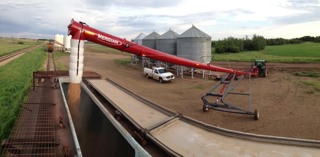 cbun02's tweet image. @BattleRiverRail Our short line hard at work!