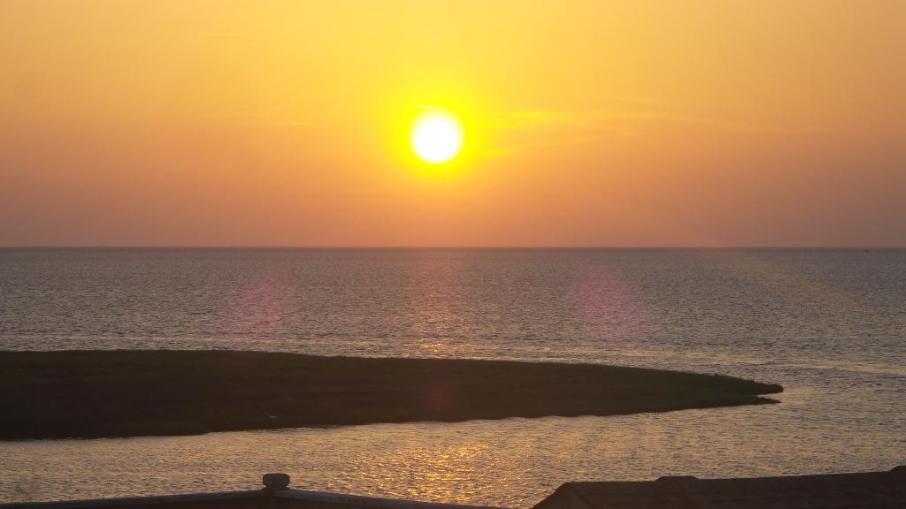 McDanPhoto's tweet photo. Sunset in the #outerbanks today. Beautiful. #outerbankssunset #OBX #islandtime http://t.co/VGYL1FFUZz