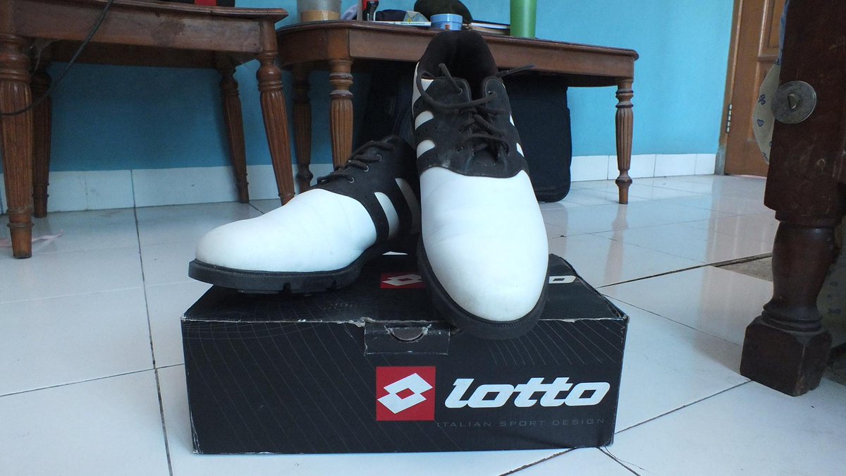 dijual sepatu golf merk lotto size 43
kondisi 95%