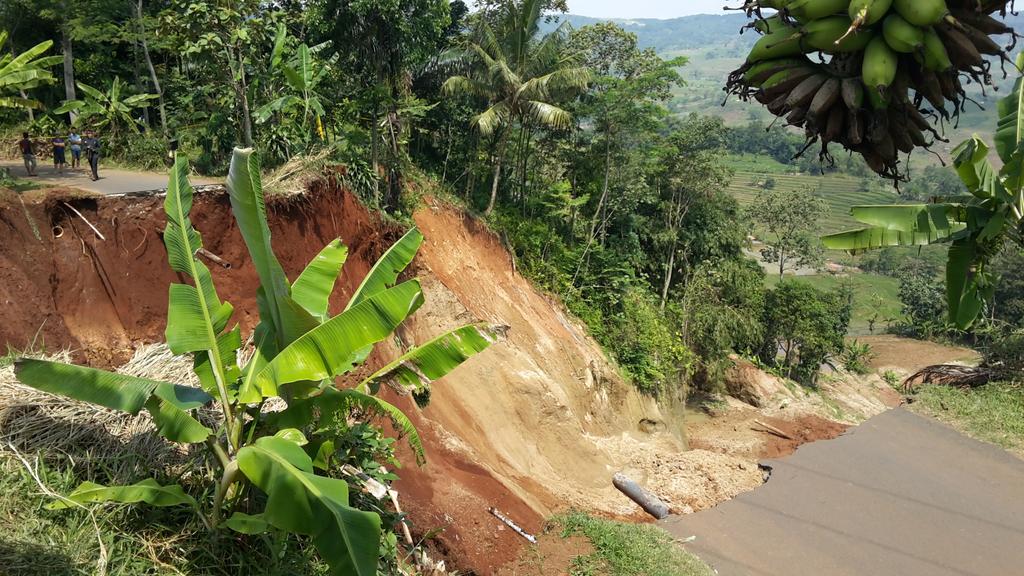 Longsor Di Desa Pondok Bungur Akses Jalan Terputus, Pipa PDAM Terputus, Solusi Buka Jalan Melingkar 1 minggu selesai.
