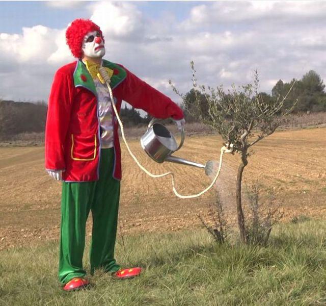 seopetriii's tweet photo. SUOMENKESĂĂ ODOTELLESSA.,,. #eitule #peruttu #eikasva #sadclown http://t.co/Zw8YRoZWcC