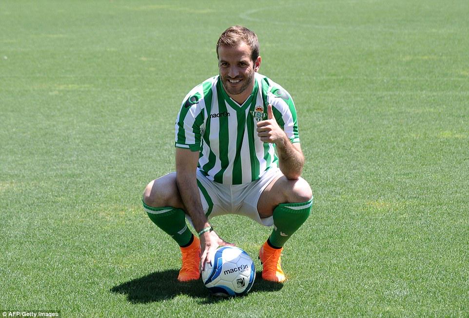 bolterous's tweet photo. Rafael van der Vaart diperkenalkan sebagai pemain baru klub Spanyol, Real Betis. http://t.co/KpjZmPAJwX