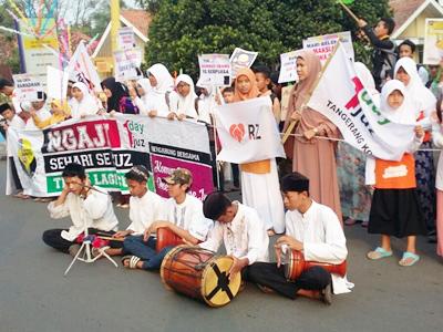 rumahzakat's tweet photo. RZ AJAK WARGA CILEGON SAMBUT BULAN SUCI DENGAN SUKA CITA http://t.co/XFtmGeh9C2 #BerbagiBerdayakan http://t.co/RWwrrBiEh9