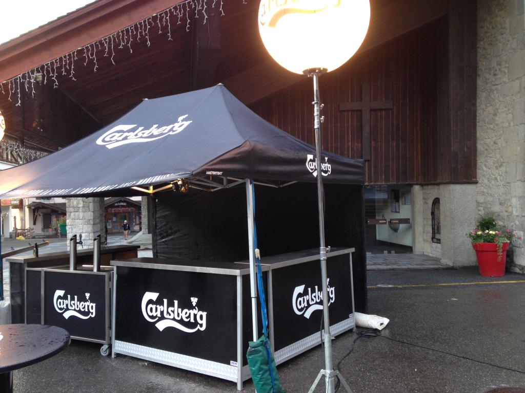 Freelce_events's tweet photo. Nous étions sur le #rocdesalpes pour monter le mobilier Carlsberg! Nos autres events sur http://t.co/HwWbLVxUCb http://t.co/yz8dbvZvON