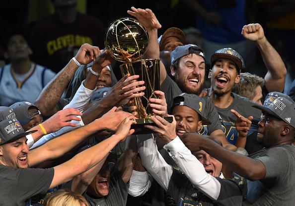 elchiringuitotv's tweet photo. Los Warriors HACEN HISTORIA en la NBA. ¡No te pierdas LO MEJOR de las Finales en #Jugonesalas15h! http://t.co/THu062Tsb0