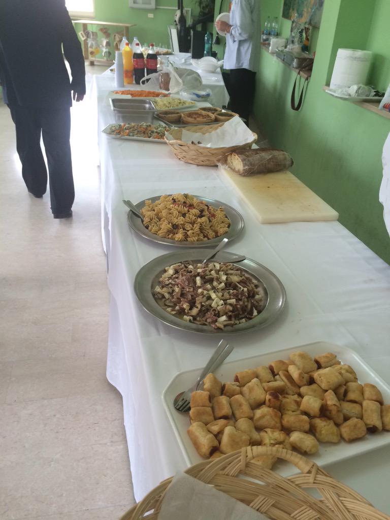 andreinaromano's tweet photo. @catepol @pinopaciello adesso c'è il #SuperBuffet 😜 http://t.co/efa3PqfrRo