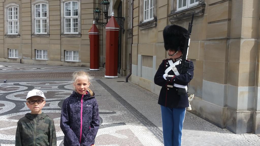 lenabean2007's tweet image. This is me and Miles we are at the queen's  castle.  We are standing by  the  guard.