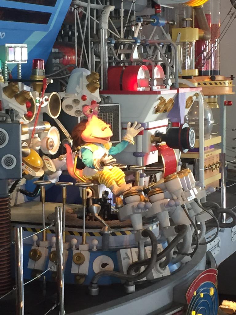 O Xrhsths 五井ヒロト Sto Twitter 東京ディズニーランドの景色58 パンギャラティックピザポートの景色 写真のイタリア系 宇宙人 トニーソラローニが店長 彼が開発した全自動ピザ製造マシンpz 5000は今日もフル稼働 次々作られるピザは銀河一美味しいと評判