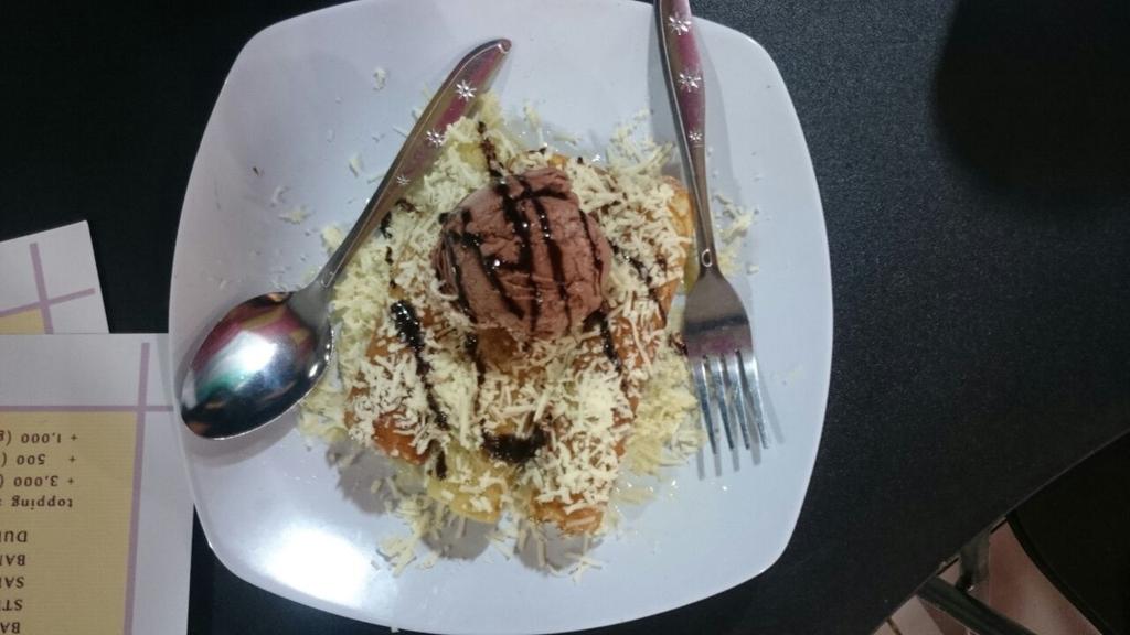 BoeBoeRoll's tweet photo. Orderan pertama. Trio Choco Roll plus choco ice cream #SebelumPuasa #BoeboeRoll #PancakeBintaro9 #Bintaro9Walk http://t.co/1777oaYq0E