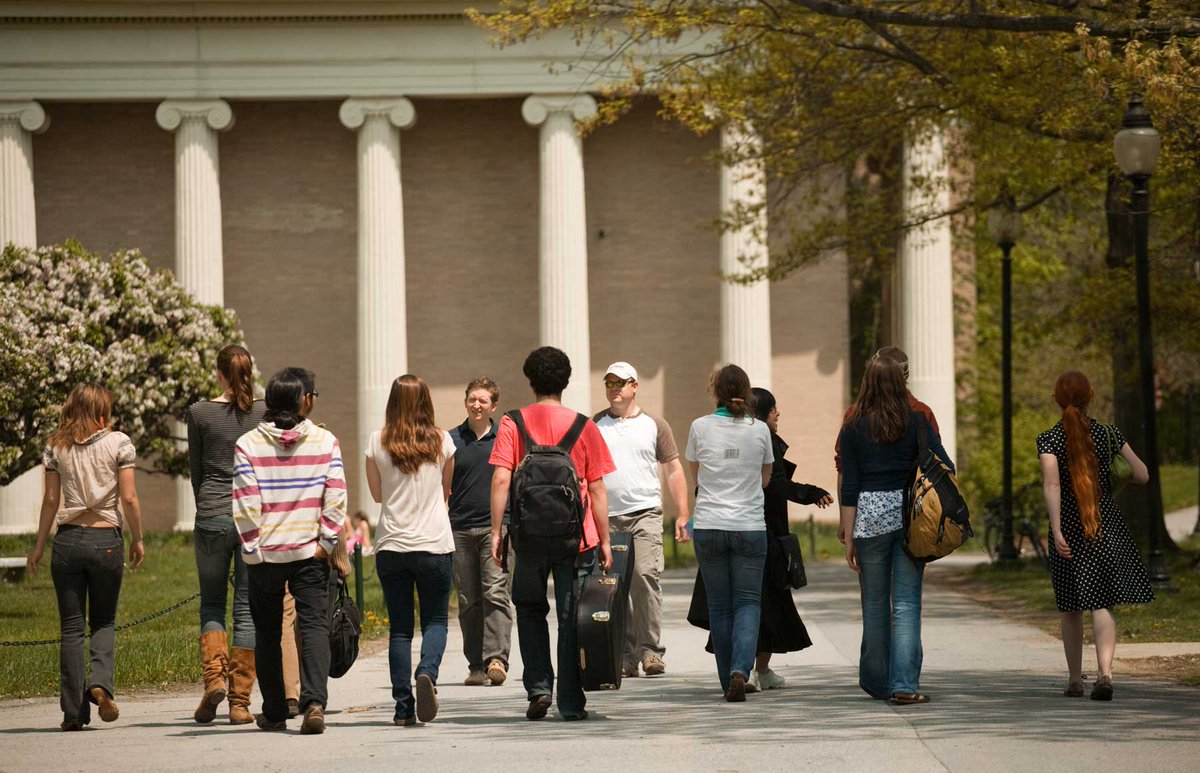 человек идет в университет. студенты в вузе. студент поднимается по лестнице. интернациональные студенты. студенты ходят по колледжу.