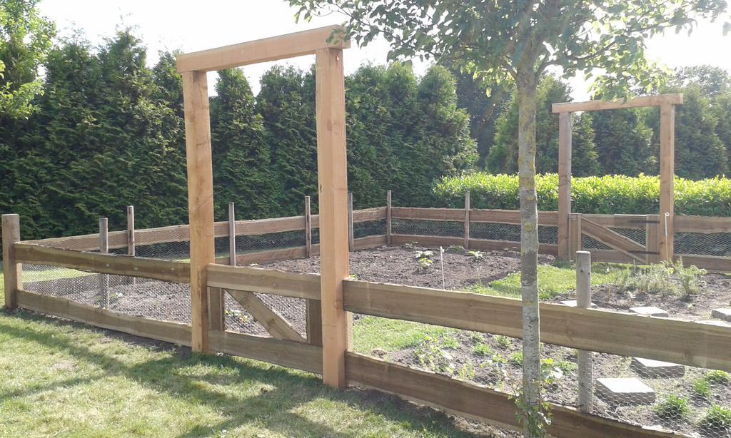 Onze moestuin 'de Beproeving' is nu ook prachtig omheind. Met dank aan Harry!
