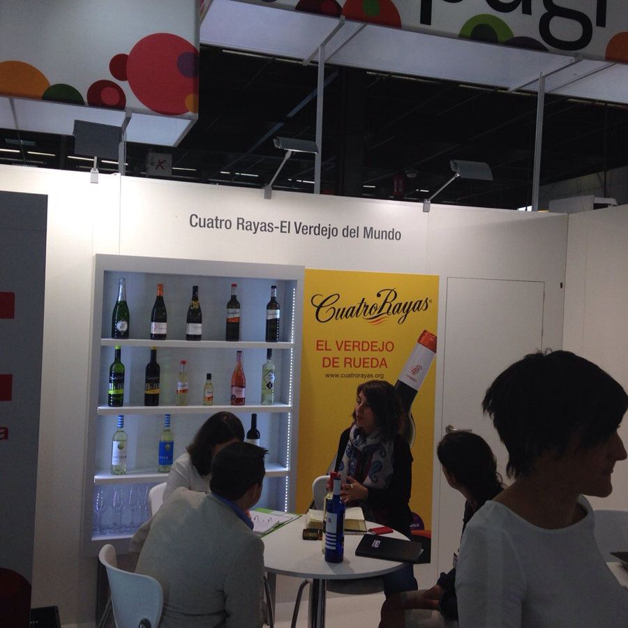 CuatroRayas's tweet image. Ahí estamos en @VINEXPO trabajando duro dando a conocer nuestros vinos #Vino #Verdejo
