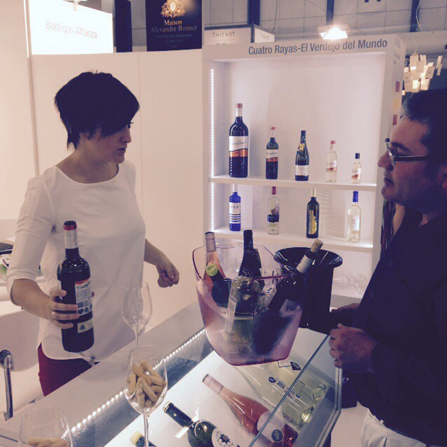 CuatroRayas's tweet image. Ahí estamos en @VINEXPO trabajando duro dando a conocer nuestros vinos #Vino #Verdejo