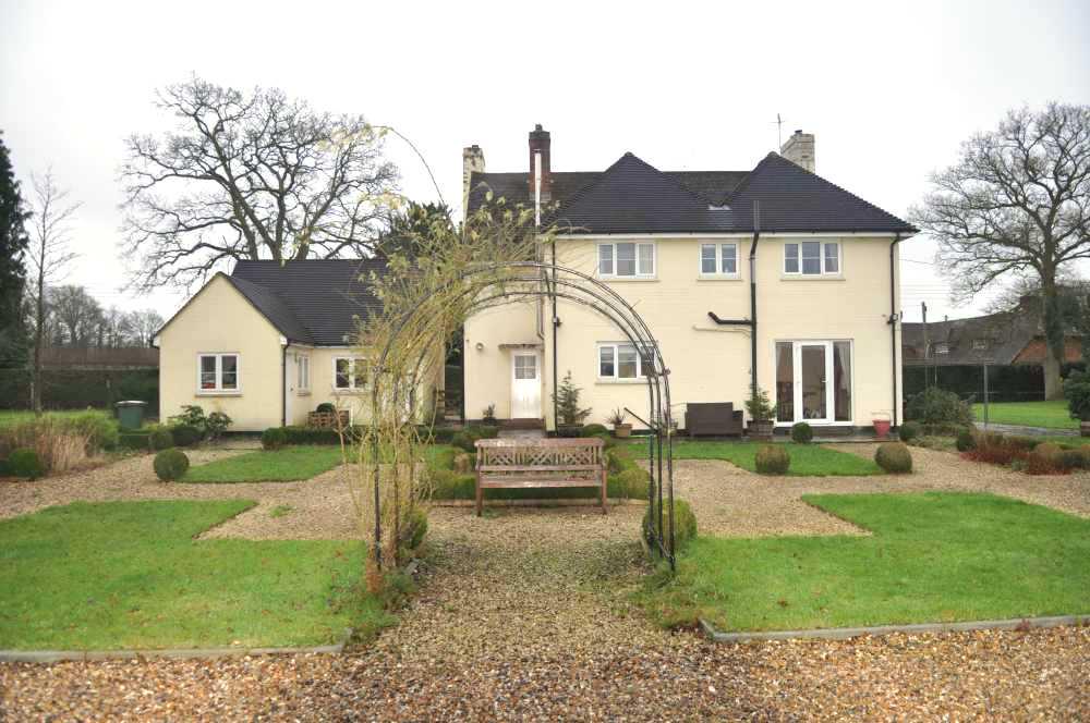 ChurchillEquest's tweet photo. #propertyoftheday 5 bedroom equestrian property for sale in West Sussex http://t.co/165VkyXwZi http://t.co/a5aqcTjRs2