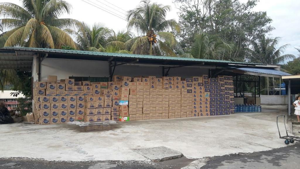 lasimbang's tweet photo. Amazing response for #needwater call. Within 24hrs #Penampang folks donated thousands of cartons. Now we need #trucks http://t.co/yvrRIjWG3h