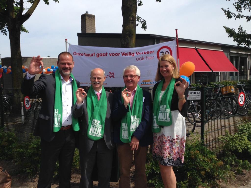 nicolerongen's tweet photo. Ambassadeurs @NicoleRamaekers @paulgondrie @JansenMartien bezoeken Berglarenschool Gemert-Bakel #nvdbr @RoelHoppezak http://t.co/CapvxkE6Q6