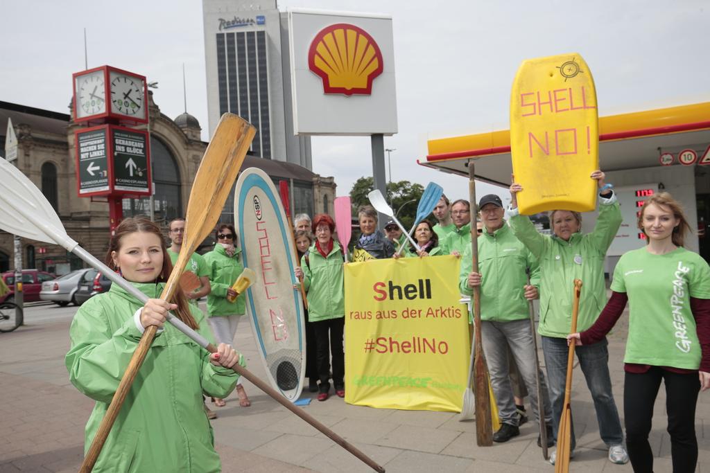 provoquandteur's tweet photo. #Greenpeace Solidar-Aktion gegen #Ölbohrungen von #Shell in der #Arktis #Hamburg #Dammtor @mopo http://t.co/SVOWKM9NJy