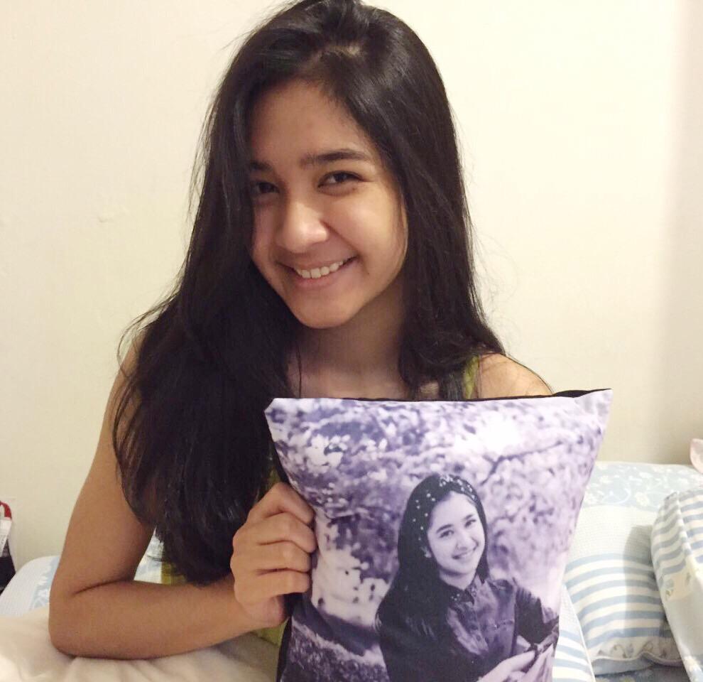 Yeay dapet bantal <a href="/welovemikha/">Mikha Tambayong Fans</a> sekaligus aku&amp;keluarga mengucapkan selamat beribadah puasa, mohon maaf lahir batin! x