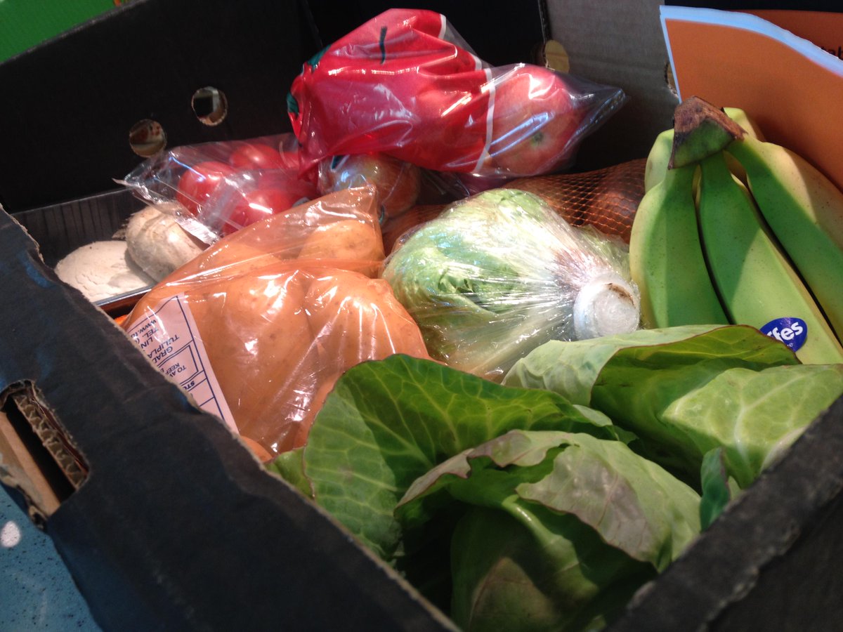 JPvolunteering's tweet image. Weekly FreshBOX delivery arrived today! To get your hands on this large box of goodies order now from @JohnPoundsCtr