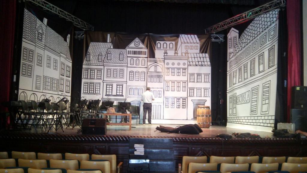 brundibar2015's tweet photo. Decorados, vestuario, atrezzo, sillas y atriles entregados y montados en el #ConservatorioDanza #arribaeltelon15 http://t.co/CUvi1FpLDT