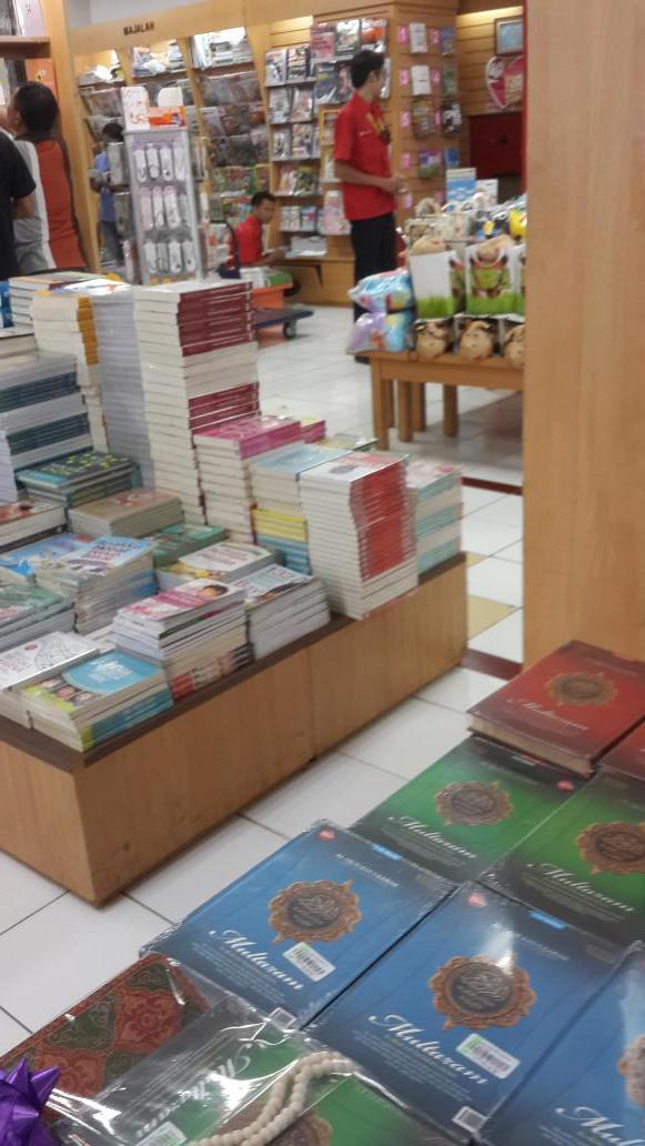 mohmahfudmd's tweet photo. (Ramadan 2) Buku2 agama laris manis jelang Ramadan. Stlh dpt buku2 mnarik Sy cari novel AYAH Andrea Hirata sdh habis. http://t.co/PZFFC8ObVU